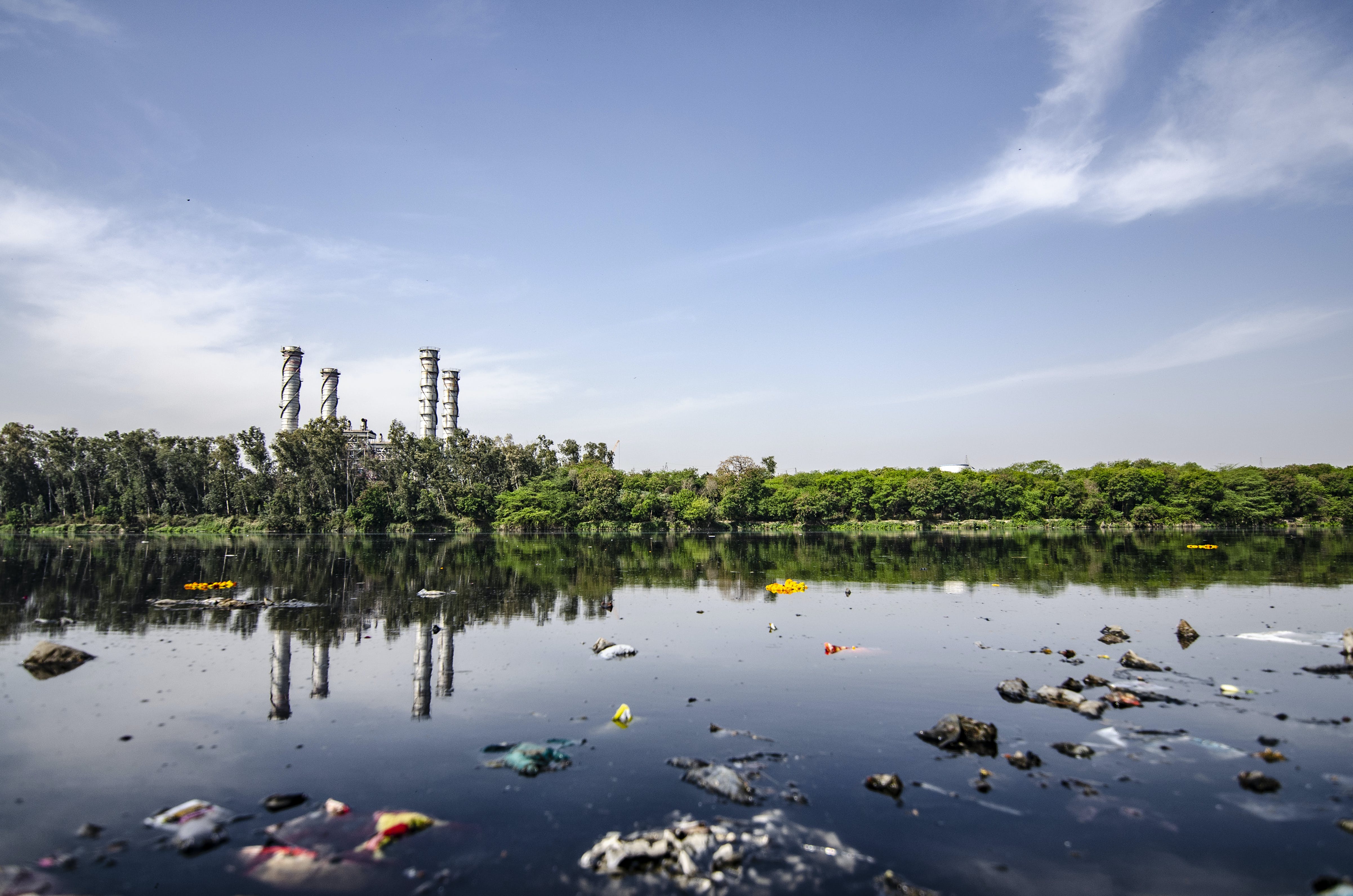 Basura En Cuerpo De Agua